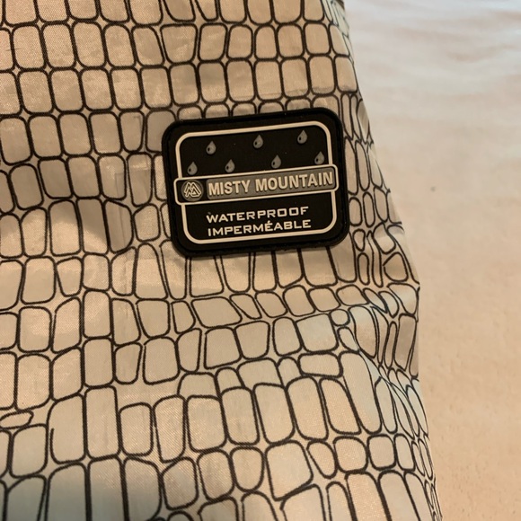 Misty Mountain hooded lightweight jacket - Picture 3 of 7